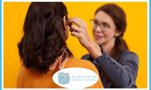 Mujer adaptando audífonos